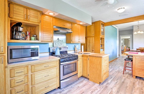 Custer House | Walk to Downtown: Custer Retreat w/Fire Pit!