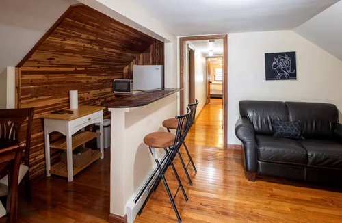West New Haven Apartment | Walk to Downtown Fire Pit Huge Backyard, Free Parking