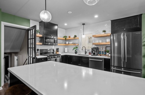 St. Charles House | Walk to downtown St. Charles: Hot Tub, 4K TV Surround Sound, Espresso, Fire pit!