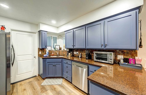 Oakhurst House | Walk to Dtwn! Dog-Friendly Oakhurst Gem w/Yard