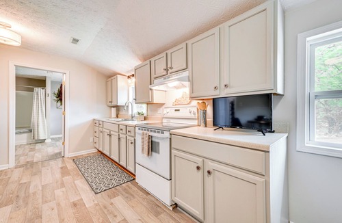 Greensburg Apartment | Walk to Dtwn Greensburg: Charming Unit w/Deck!
