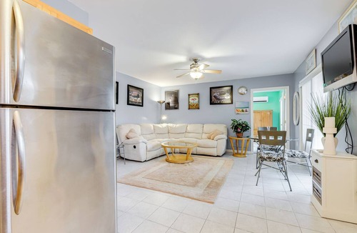Groton Apartment | Walk to Eastern Point Beach: Apt w/Water View!