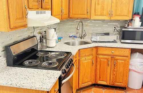 South Farmingdale House | Walk to everything and LIRR Station. No need for Uber or car rental.
