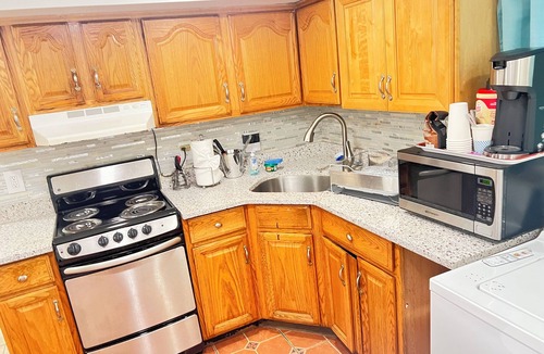 South Farmingdale House | Walk to everything and LIRR Station. No need for Uber or car rental.