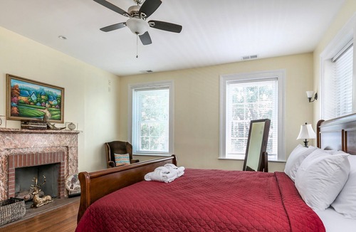 Harleston Village House | Walk to everywhere - 4 Bedroom House - 2 Blocks to King st. Free parking.