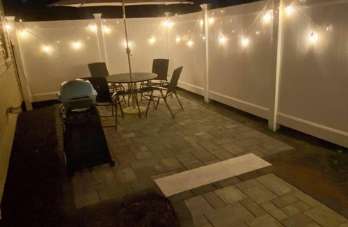Walpole Apartment | Walk to Gillette Stadium - Sleeps 6 - Parking