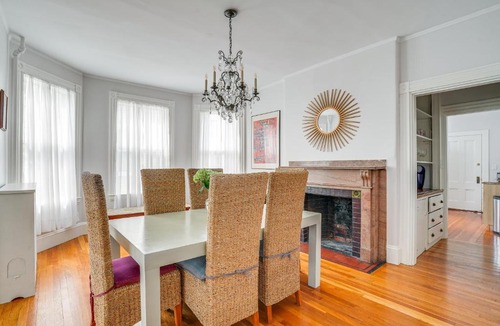 Mid-Cambridge Apartment | Walk to Harvard Square: Apartment in Cambridge