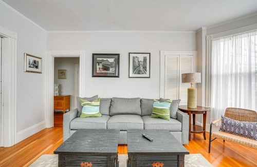 Mid-Cambridge Apartment | Walk to Harvard Square: Apartment in Cambridge