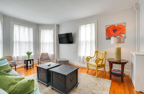 Mid-Cambridge Apartment | Walk to Harvard Square: Apartment in Cambridge