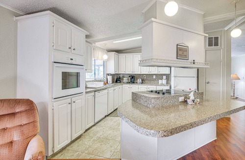 Edgewater House | Walk to Indian River From Pet-Friendly Home!