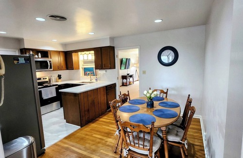Bloomington House | Walk to IU stadium.Close to Lake Monroe & Griffey Lake & space to park your boat