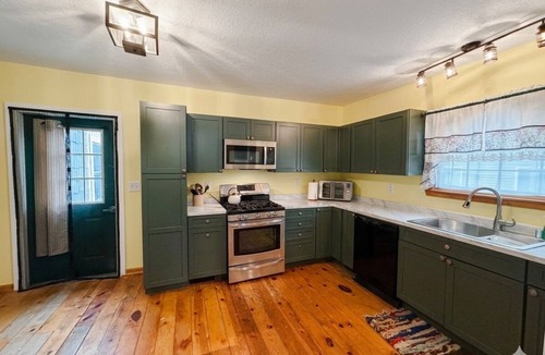 River Falls House | Walk to Kinni River & Downtown - Honeydew Cottage