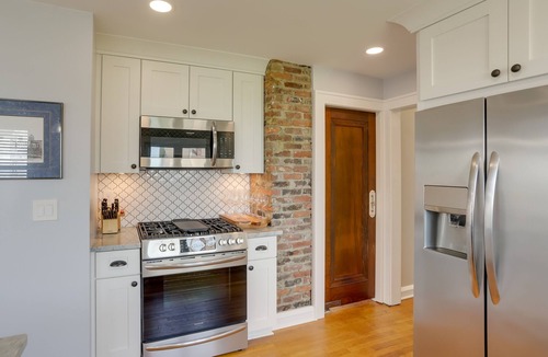 Avon Lake House | Walk to Lake Erie: Chic Home, Private Yard & Deck