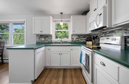 Ashwaubenon House | Walk to Lambeau Field, Resch Center and Titletown District!