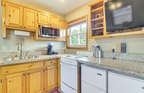 Grove Cabin | Walk to Launch: Lakefront Cabin w/Deck in Grove!