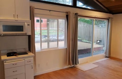 Shoreline Apartment | Walk to Light Rail - Spacious Suite w/Private Entry & AC