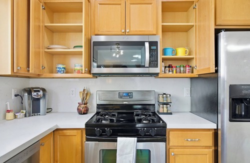 Atlantic House | Walk to Lightrail + close to Stadium & Cruise + Modern 4BR 3.5Bath Townhome