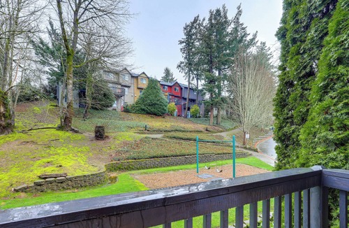 Troutdale House | Walk to McMenamins Edgefield: Inviting Townhome!