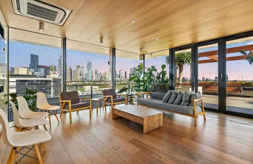North Melbourne Apartment | Walk to Melb Uni Hospital CBD Free Parking