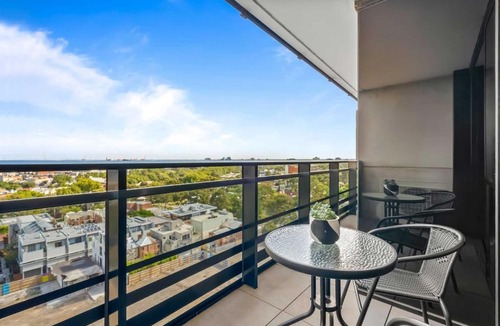 North Melbourne Apartment | Walk to Melb Uni Hospital CBD Free Parking