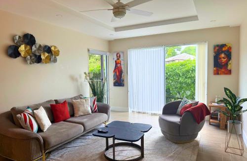 Little Battaleys Apartment | Walk to Mullins Beach Ground Floor Pool Fast WiFi