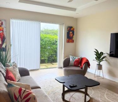 Little Battaleys Apartment | Walk to Mullins Beach Ground Floor Pool Fast WiFi