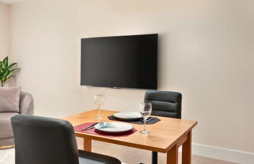 Little Battaleys Apartment | Walk to Mullins Beach Ground Floor Pool Fast WiFi