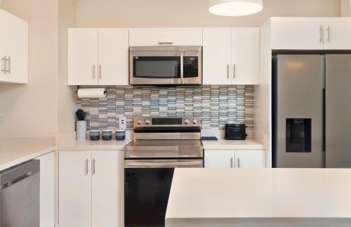 Little Battaleys Apartment | Walk to Mullins Beach Ground Floor Pool Fast WiFi
