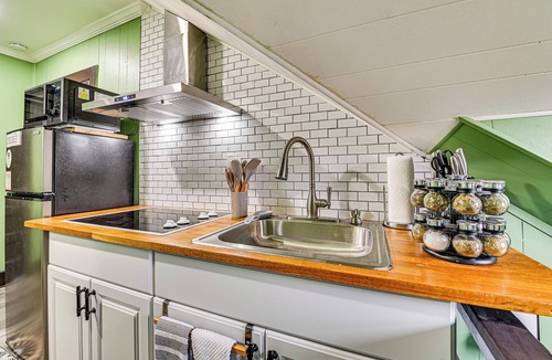 Stockade Historic District Apartment | Walk to Nott Memorial: Studious Retreat Near Eats