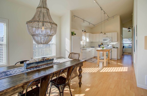 Pacific Beach Cottage | Walk to Ocean! Chic 'Summer House Cottage'