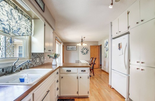 Waterloo Cottage | Walk to Park: Waterloo Home w/Furnished Deck