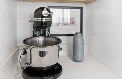 Greenwood House | Walk to Restaurants & Coffee + BBQ + Tesla/J1772 L1 EV Charger