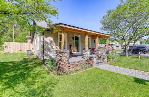 Damascus House | Walk to River & Trails: Cozy Damascus Cottage!