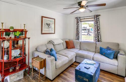 Damascus House | Walk to River & Trails: Cozy Damascus Cottage!