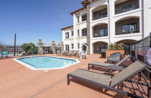 Beach Hill - Beach Flats Hotel | Walk to Santa Cruz Beach | Free Breakfast + Pool