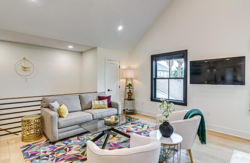 Galveston Apartment | Walk to Shops & Eats! Couples Retreat in Galveston