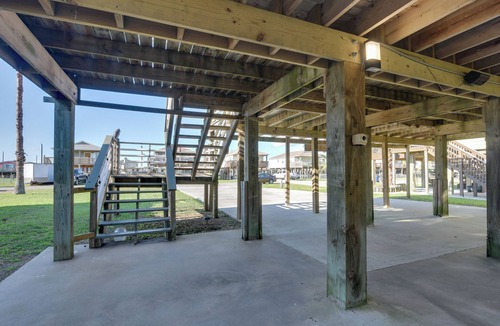 Surfside Beach House | Walk to Shore & Restaurants: Surfside Beach Home!