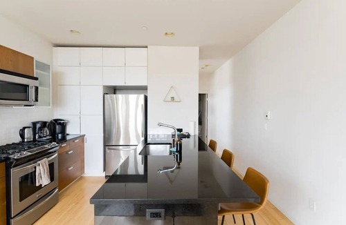 Broadway House | Walk to Space Needle from a Cap Hill Loft w/VIEWS
