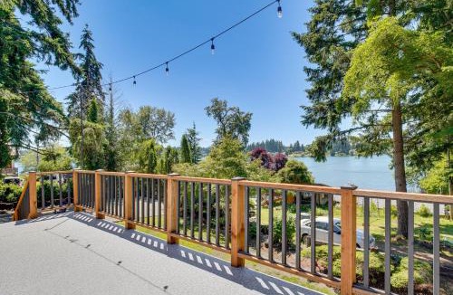 Fort Lewis House | Walk to Spanaway Lake: Chic Home w/Rooftop Deck!