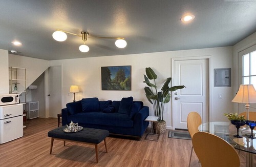 Cal Young House | Walk to Stadium, shops. Free parking. Fast wifi. With kitchenette