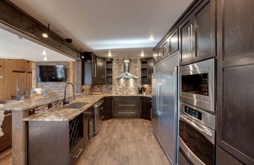 Tahoe Village Cabin | Walk to Stagecoach Lift - 5BR Luxury Ski Cabin - Private Hot Tub - 3 Fireplaces