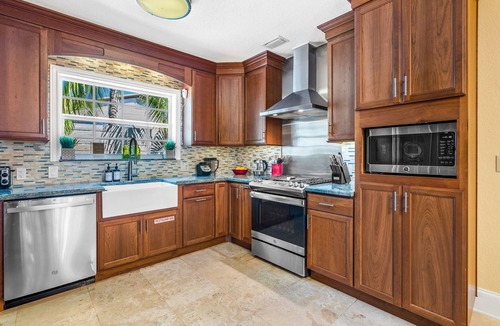 Del-Ida Park Historic District House | Walk to The Ave! Heated Pool/Spa, Golden Tee & Putting Green – 1.3mi to Beach