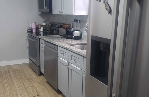West Haven House | Walk to the Beach!3 BR Cozy and Comfortable stay in Blohm Street, West Haven