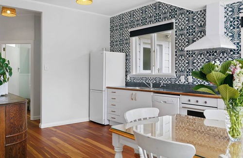 Taupo House | Walk to the Lake & Town