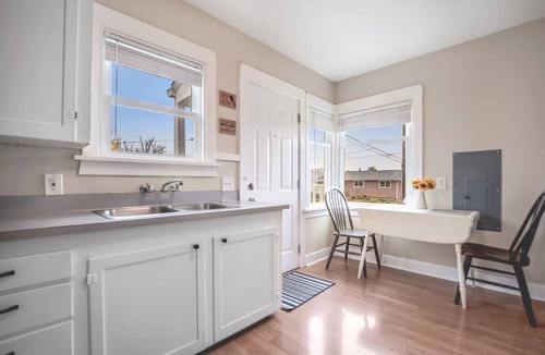 North End Apartment | Walk to the waterfront The Cozy Cottage