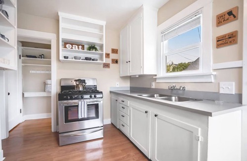 North End Apartment | Walk to the waterfront The Cozy Cottage