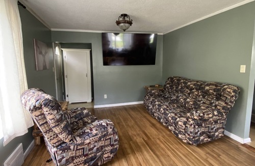 North Woodstock House | Walk to Town and 7 Minutes to Loon!