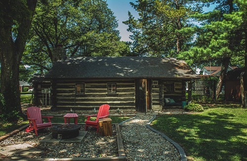 Waterloo Cabin | Walk To Town From Peaceful Countryside Log Cabin 25 Minutes To St. Louis