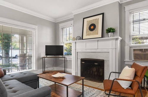 Hillsboro Village Apartment | Walk to Vandy, Belmont, and Dozens of Bars/Restaurants!