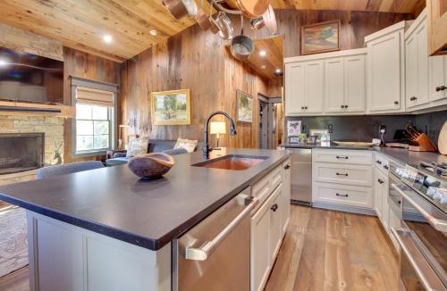 Cotter House | Walk to White River: Cozy Escape w/Screened Porch